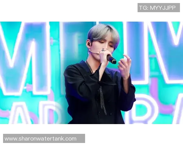 小孩与足球明星亲密互动击掌瞬间温馨视频分享